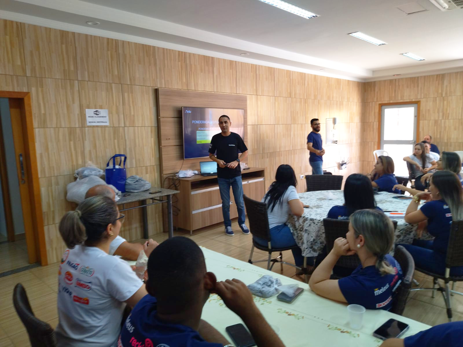 Reunião com a equipe de vendedores ponderadas e promotores